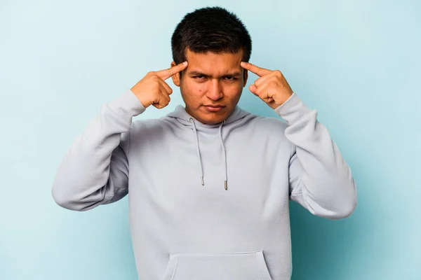 Ung Latinamerikansk Man Isolerad Blå Bakgrund Fokuserad Uppgift Hålla Pekfingrar — Stockfoto