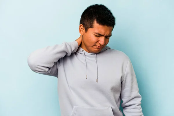 Hombre Hispano Joven Aislado Sobre Fondo Azul Sufriendo Dolor Cuello — Foto de Stock