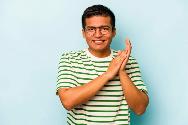 Joven Hombre Hispano Aislado Sobre Fondo Azul Sintiéndose Enérgico Cómodo — Foto de Stock