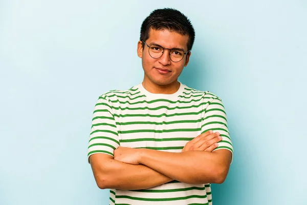 Young Hispanic Man Isolated Blue Background Who Feels Confident Crossing — Stock Photo, Image