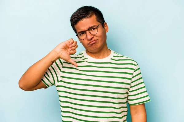 Joven Hombre Hispano Aislado Sobre Fondo Azul Mostrando Pulgar Hacia — Foto de Stock