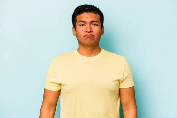 Junger Hispanischer Mann Isoliert Auf Blauem Hintergrund Traurig Ernstes Gesicht — Stockfoto