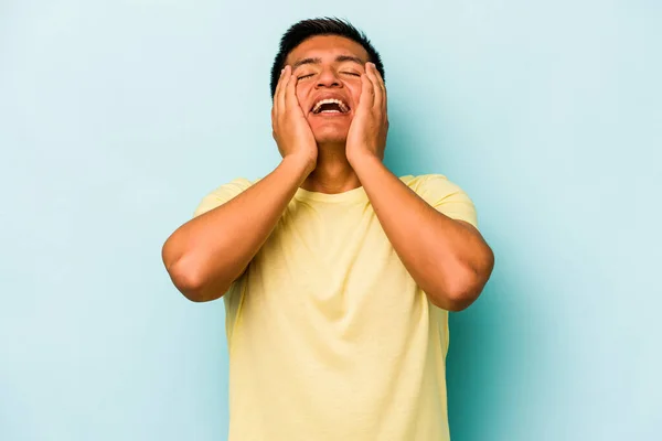 Mavi Arka Planda Izole Edilmiş Genç Spanyol Adam Ellerini Başının — Stok fotoğraf