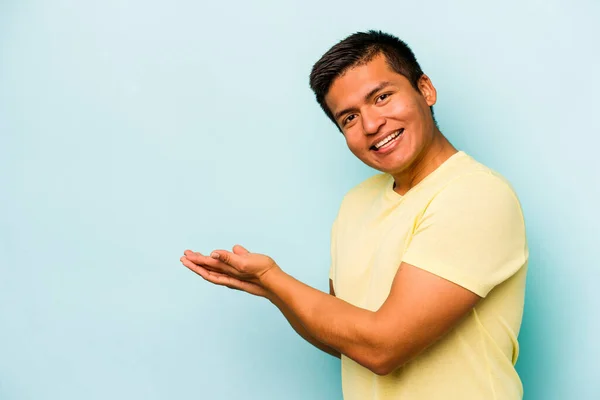 Young Hispanic Man Isolated Blue Background Holding Copy Space Palm — Stock Photo, Image