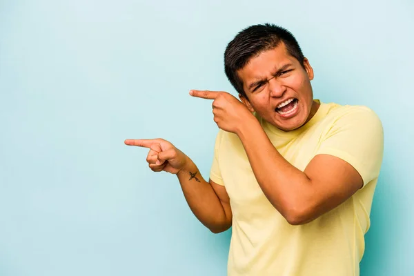 Mavi Arka Planda Izole Edilmiş Genç Bir Spanyol Işaret Parmaklarıyla — Stok fotoğraf