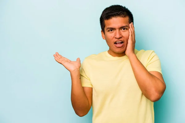 Junger Hispanischer Mann Auf Blauem Hintergrund Beeindruckt Mit Kopierraum Auf — Stockfoto