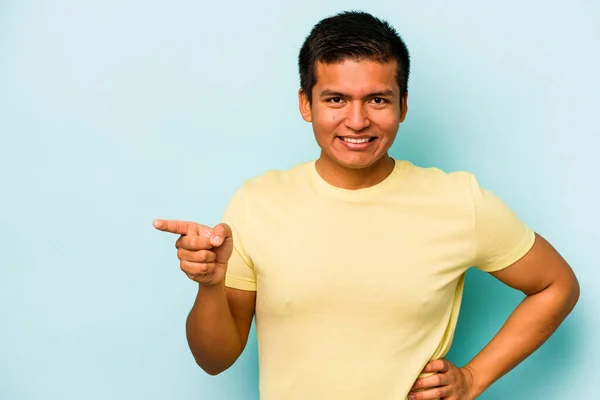 Joven Hombre Hispano Aislado Sobre Fondo Azul Sonriendo Alegremente Señalando —  Fotos de Stock
