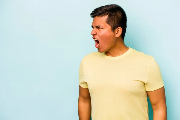 Jovem Hispânico Isolado Fundo Azul Gritando Muito Irritado Conceito Raiva — Fotografia de Stock