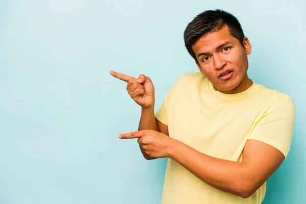 Young Hispanic Man Isolated Blue Background Pointing Forefingers Copy Space — ストック写真