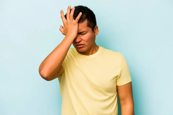 Young Hispanic Man Isolated Blue Background Forgetting Something Slapping Forehead — стоковое фото