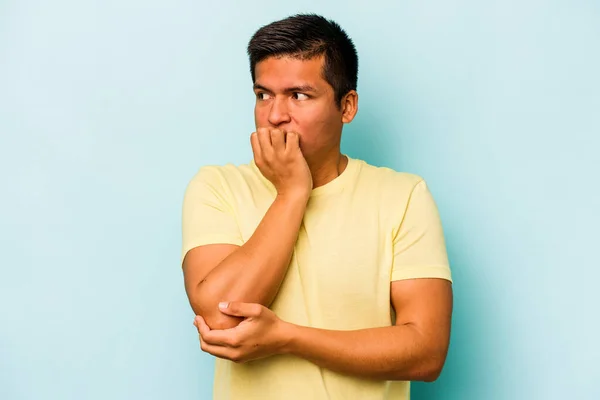 Ung Latinamerikansk Man Isolerad Blå Bakgrund Bita Fingernaglar Nervös Och — Stockfoto