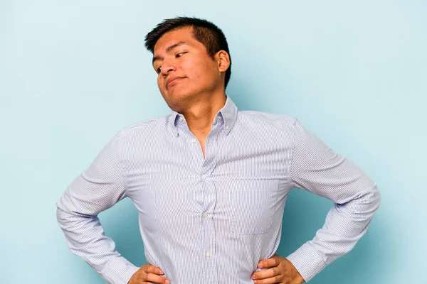 Joven Hombre Hispano Aislado Sobre Fondo Azul Soñando Con Alcanzar — Foto de Stock