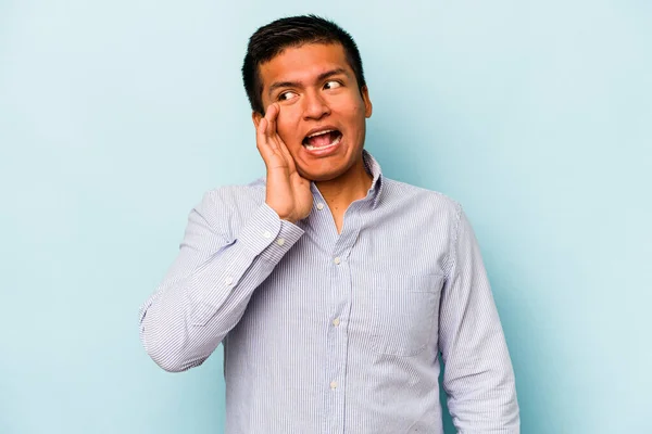 Young Hispanic Man Isolated Blue Background Shouting Excited Front — Stock Photo, Image