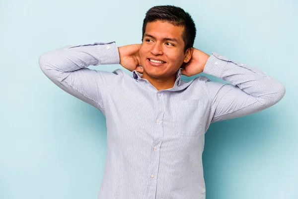 Young Hispanic Man Isolated Blue Background Feeling Confident Hands Head — Stock Photo, Image