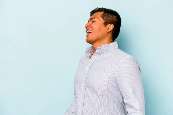 Young Hispanic Man Isolated Blue Background Dancing Having Fun — Stock Photo, Image