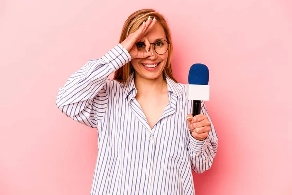 Beyaz tenli televizyon sunucusu kadın pembe arka planda izole edilmiş..