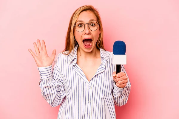 Pembe arka planda mahsur kalmış beyaz TV sunucusu kadın şaşırdı ve şok oldu..