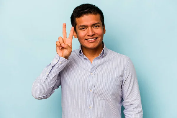 Junger Hispanischer Mann Auf Blauem Hintergrund Zeigt Nummer Zwei Mit — Stockfoto