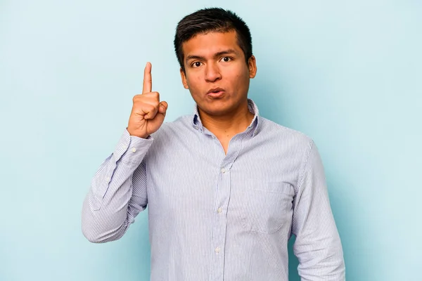 Joven Hombre Hispano Aislado Sobre Fondo Azul Teniendo Alguna Gran —  Fotos de Stock