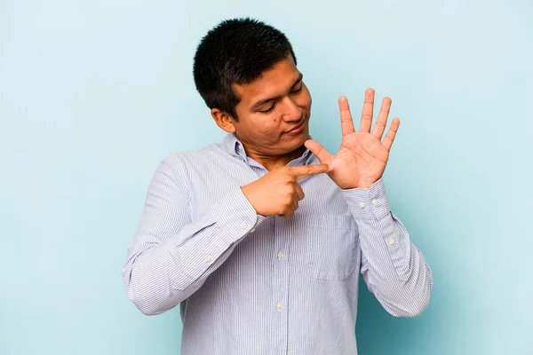 Jovem Hispânico Homem Isolado Fundo Azul Sorrindo Alegre Mostrando Número — Fotografia de Stock