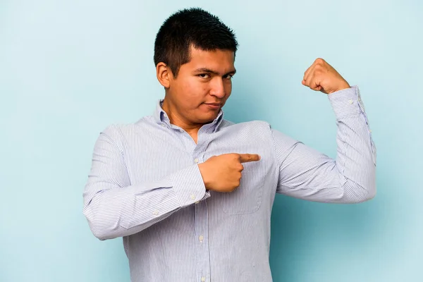 Joven Hombre Hispano Aislado Sobre Fondo Azul Mostrando Gesto Fuerza —  Fotos de Stock