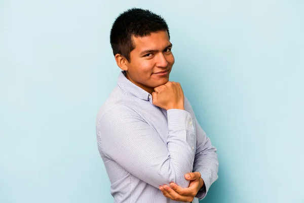 Joven Hombre Hispano Aislado Sobre Fondo Azul Sonriendo Feliz Confiado — Foto de Stock