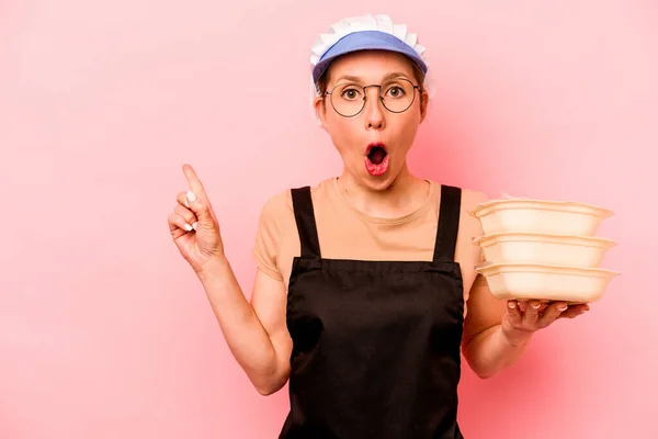 Jovem Cozinheira Voluntária Isolada Fundo Rosa Apontando Para Lado — Fotografia de Stock