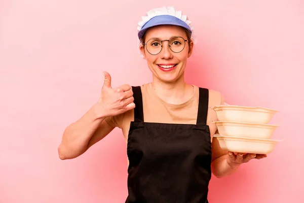 Young Cook Volunteer Woman Isolated Pink Background Smiling Raising Thumb — Photo