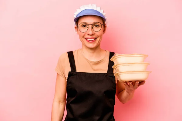 Jovem Cozinheira Voluntária Mulher Isolada Fundo Rosa Feliz Sorridente Alegre — Fotografia de Stock