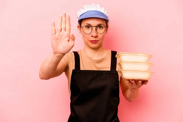 Jovem Cozinheira Voluntária Mulher Isolada Fundo Rosa Com Mão Estendida — Fotografia de Stock
