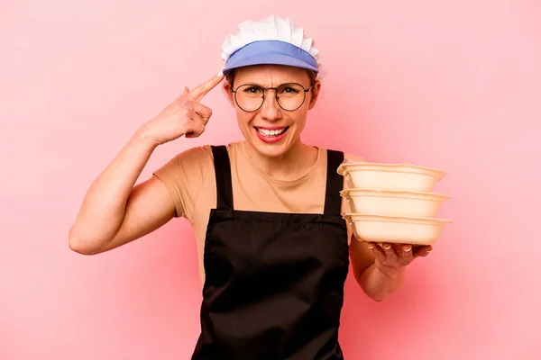 Jovem Cozinheira Voluntária Isolada Fundo Rosa Mostrando Gesto Decepção Com — Fotografia de Stock