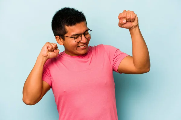 Junger Hispanischer Mann Isoliert Auf Blauem Hintergrund Feiert Einen Besonderen — Stockfoto