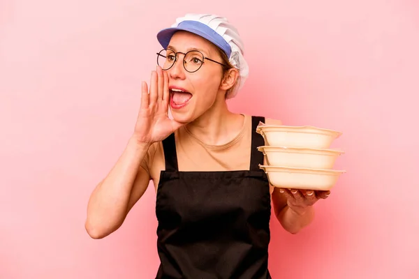 Jovem Cozinheira Voluntária Isolada Fundo Rosa Gritando Segurando Palma Perto — Fotografia de Stock