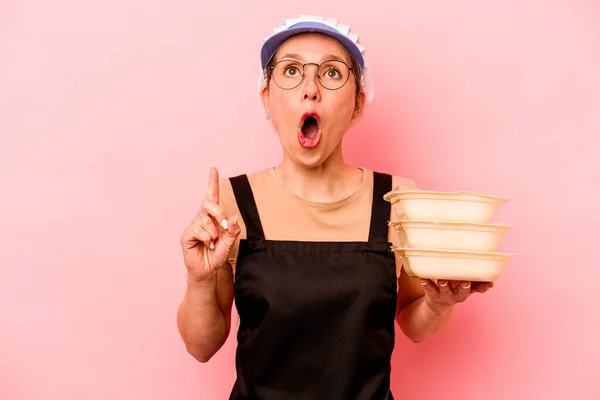 Jovem Cozinheira Voluntária Mulher Isolada Fundo Rosa Apontando Cabeça Com — Fotografia de Stock