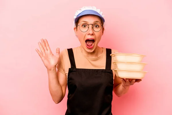 Jovem Cozinheira Voluntária Mulher Isolada Fundo Rosa Surpreso Chocado — Fotografia de Stock