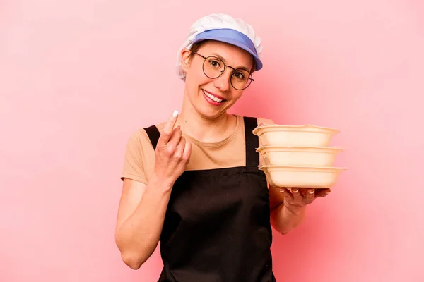 Jovem Cozinheira Voluntária Mulher Isolada Fundo Rosa Apontando Com Dedo — Fotografia de Stock