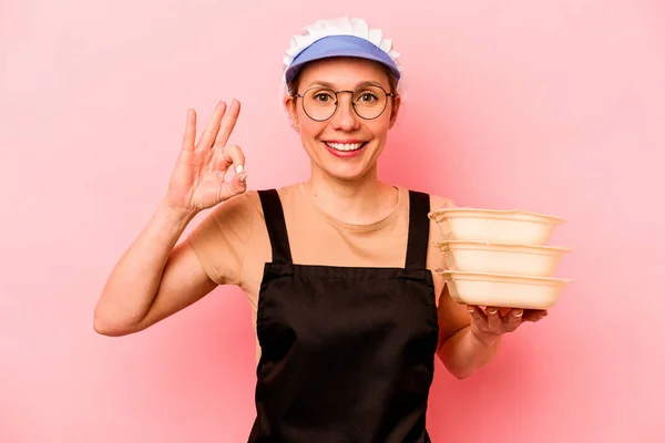 Jovem Cozinheira Voluntária Mulher Isolada Fundo Rosa Alegre Confiante Mostrando — Fotografia de Stock