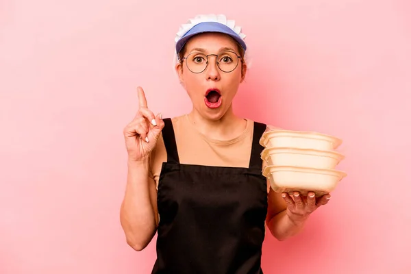 Jovem Cozinheira Voluntária Mulher Isolada Fundo Rosa Com Uma Ideia — Fotografia de Stock