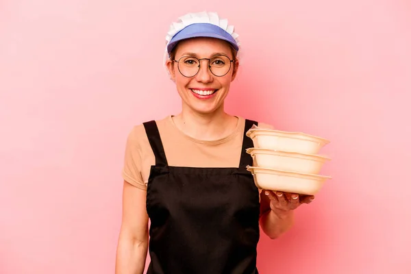 Jovem Cozinheira Voluntária Mulher Isolada Fundo Rosa Rindo Divertindo — Fotografia de Stock