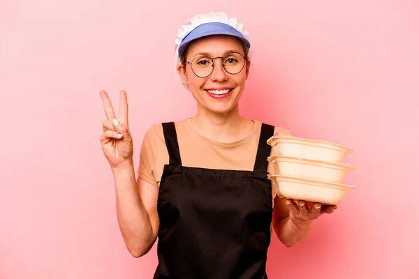 Jovem Cozinheira Voluntária Isolada Fundo Rosa Alegre Despreocupada Mostrando Símbolo — Fotografia de Stock