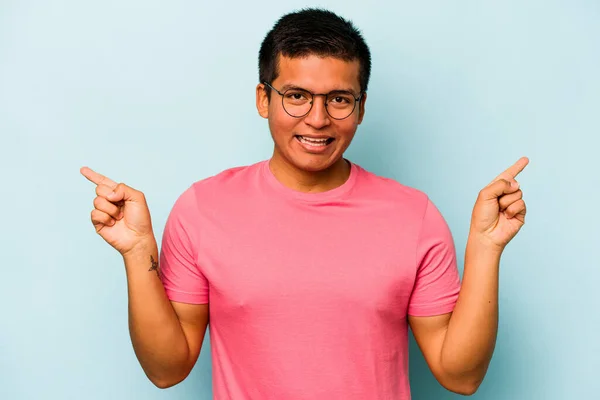 Young Hispanic Man Isolated Blue Background Pointing Different Copy Spaces — Stock Photo, Image