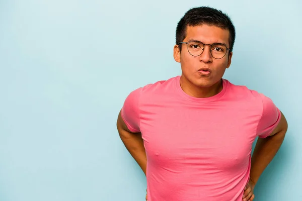 Jeune Homme Hispanique Isolé Sur Fond Bleu Étant Choqué Cause — Photo