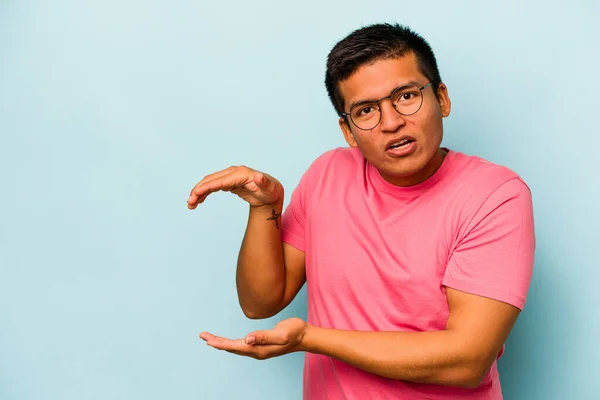 Young Hispanic Man Isolated Blue Background Shocked Amazed Holding Copy — Stock Photo, Image