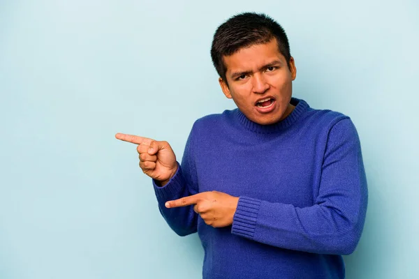 Young Hispanic Man Isolated Blue Background Pointing Forefingers Copy Space — Stock Photo, Image