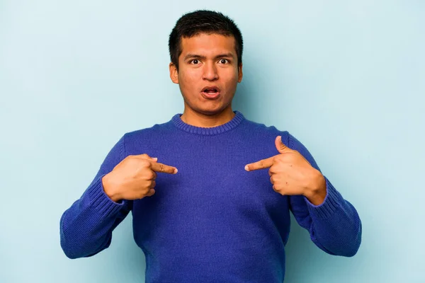 Νεαρός Ισπανός Απομονωμένος Μπλε Φόντο Δείχνει Κάτω Δάχτυλα Θετικό Συναίσθημα — Φωτογραφία Αρχείου
