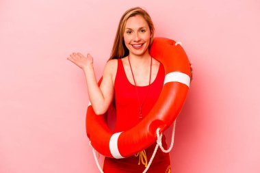 Pembe arka planda izole edilmiş beyaz kadın bir avuç içinde fotokopi alanı ve belinde bir el daha gösteriyor..