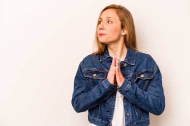 Beyaz arka planda izole edilmiş beyaz bir kadın. Aklında bir plan kuruyor..