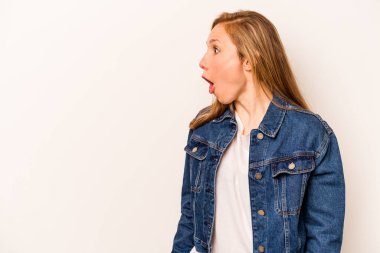 Beyaz arka planda izole edilmiş beyaz bir kadın gördüğü bir şey yüzünden şoka uğruyor..