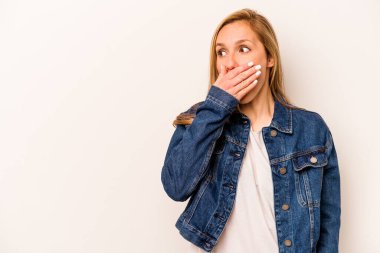 Beyaz arka planda izole edilmiş beyaz tenli genç bir kadın. Ağzını eliyle kapatan bir fotokopi odasına bakıyor..