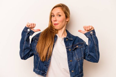 Beyaz arka planda izole genç beyaz kadın gururlu ve kendinden emin hissediyor, örnek olarak..